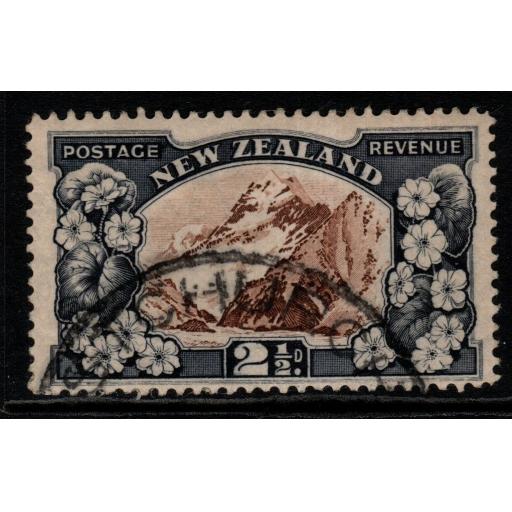 NEW ZEALAND SG581 1936 2½d CHOCOLATE & SLATE p13-14x13½ USED